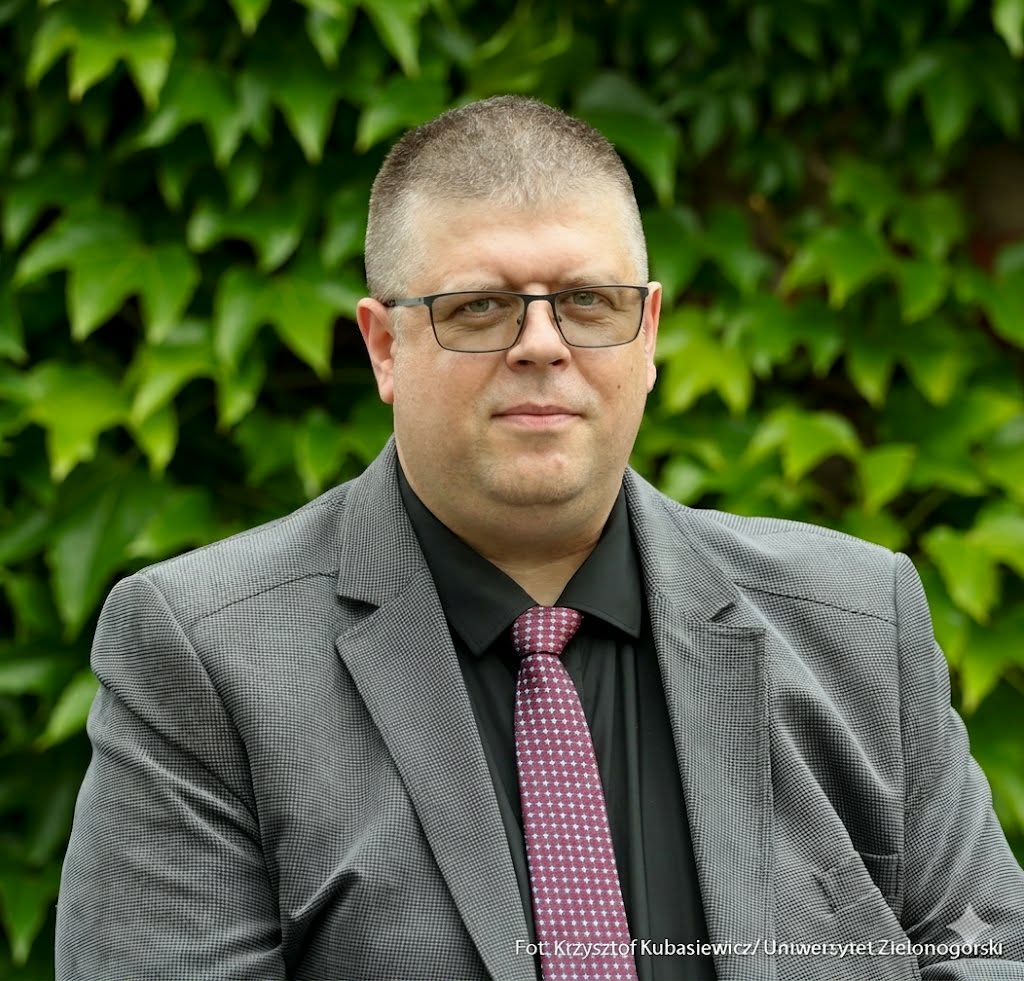 Zdjęcie przedstawia mgr Adama Jana Kaźmierczaka inicjatora i koordynatora  Zespołu Badawczego UZ ds. Osób z Niepełnosprawnościami