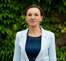Zdjęcie przedstawia mgr Ewę Janinę Leszczyńską członka Zespołu Badawczego UZ ds. ds. Osób z Niepełnosprawnościami