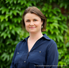 Zdjęcie przedstawia mgr Magdalenę Szendi członka Zespołu Badawczego UZ ds. ds. Osób z Niepełnosprawnościami