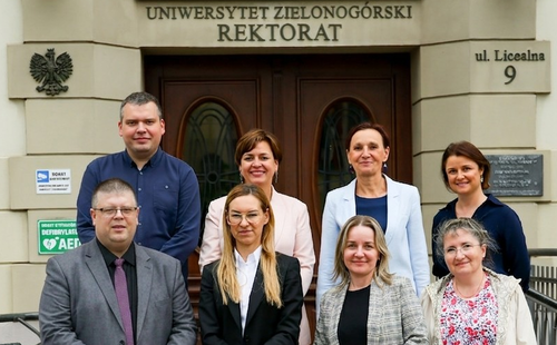 Pamiątkowe zdjęcie Prorektor ds. Nauki i Współpracy z Zagranicą prof. dr hab. inż. Justyny Patalas-Maliszewskiej z Zespołem Badawczym UZ ds. OzN