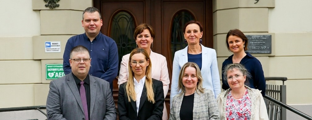 Pamiątkowe zdjęcie Prorektor ds. Nauki i Współpracy z Zagranicą prof. dr hab. inż. Justyny Patalas-Maliszewskiej z Zespołem Badawczym UZ ds. OzN