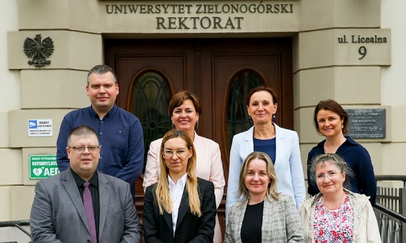Pamiątkowe zdjęcie Prorektor ds. Nauki i Współpracy z Zagranicą prof. dr hab. inż. Justyny Patalas-Maliszewskiej z Zespołem Badawczym UZ ds. OzN